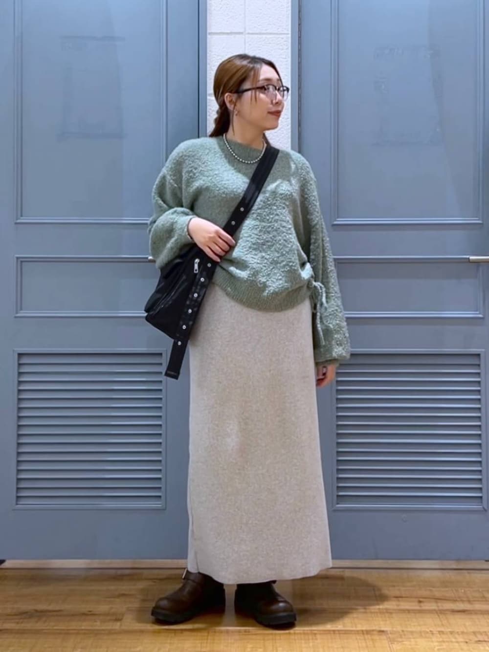「カジュアル、着痩せ・細見え、女子ウケ、デート/ロマンティック、ローリーズスタイル_LOWRYS FARM、大人女子カジュアル_LOWRYS FARM、体型カバー、差し色コーデ、LOWRYS FARM、モノトーン」｜「LOWRYS FARMのカットリブタイトスカート　103920（スカート、グレー系）」を使った、サヤカさん（レディース・155cm）の冬コーディネートの1枚目の写真