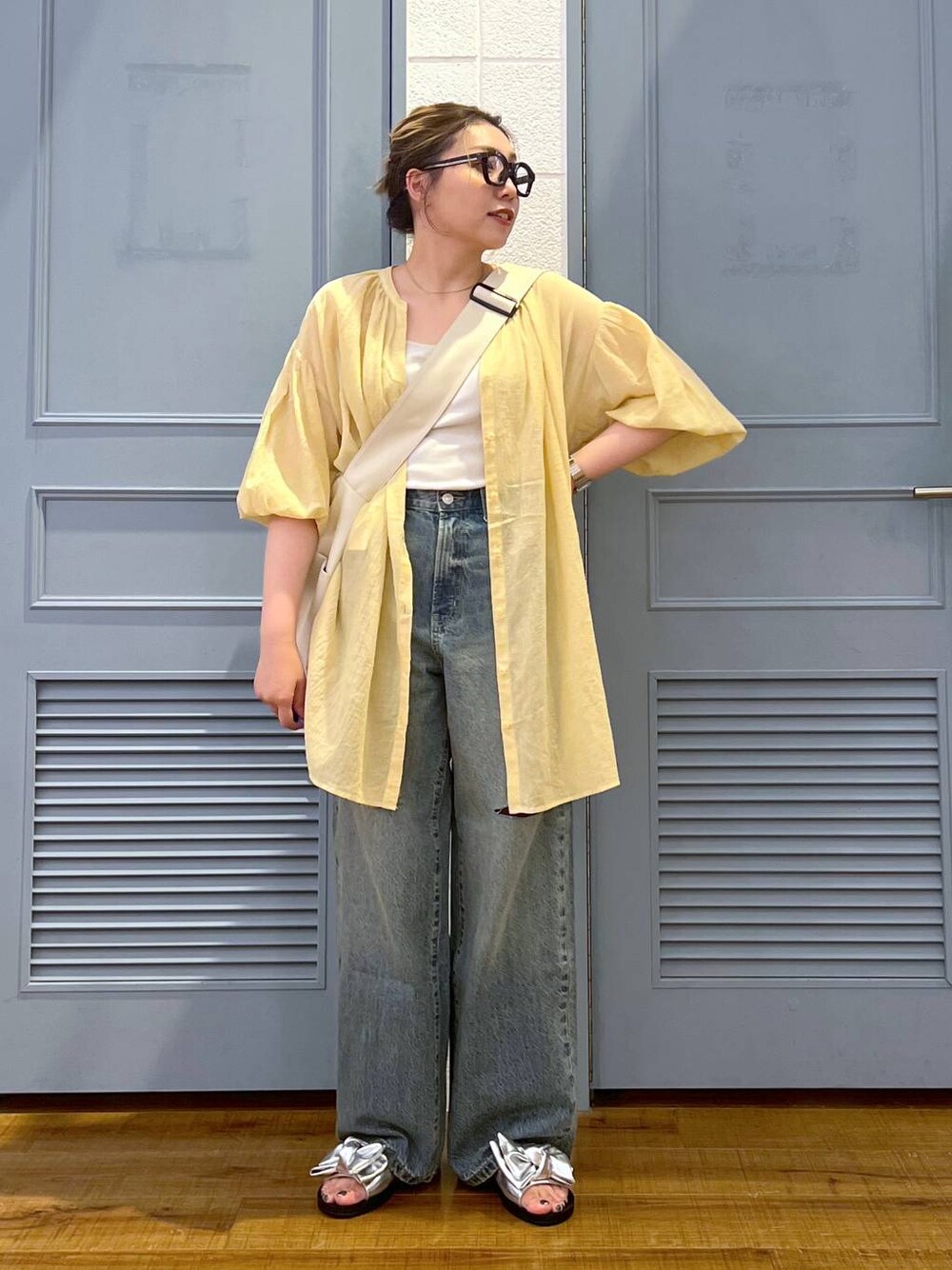 「カジュアル、着痩せ・細見え、女子ウケ、デート/ロマンティック、ローリーズスタイル_LOWRYS FARM、大人女子カジュアル_LOWRYS FARM、体型カバー、差し色コーデ、LOWRYS FARM、モノトーン、デニムパンツ、パンツ、シャツ、ブラウス、サンダル」｜「LOWRYS FARMの柔らかボディＢＡＧ　122771（ボディバッグ/ウエストポーチ、ホワイト系）」を使った、サヤカさん（レディース・155cm）の夏コーディネートの1枚目の写真