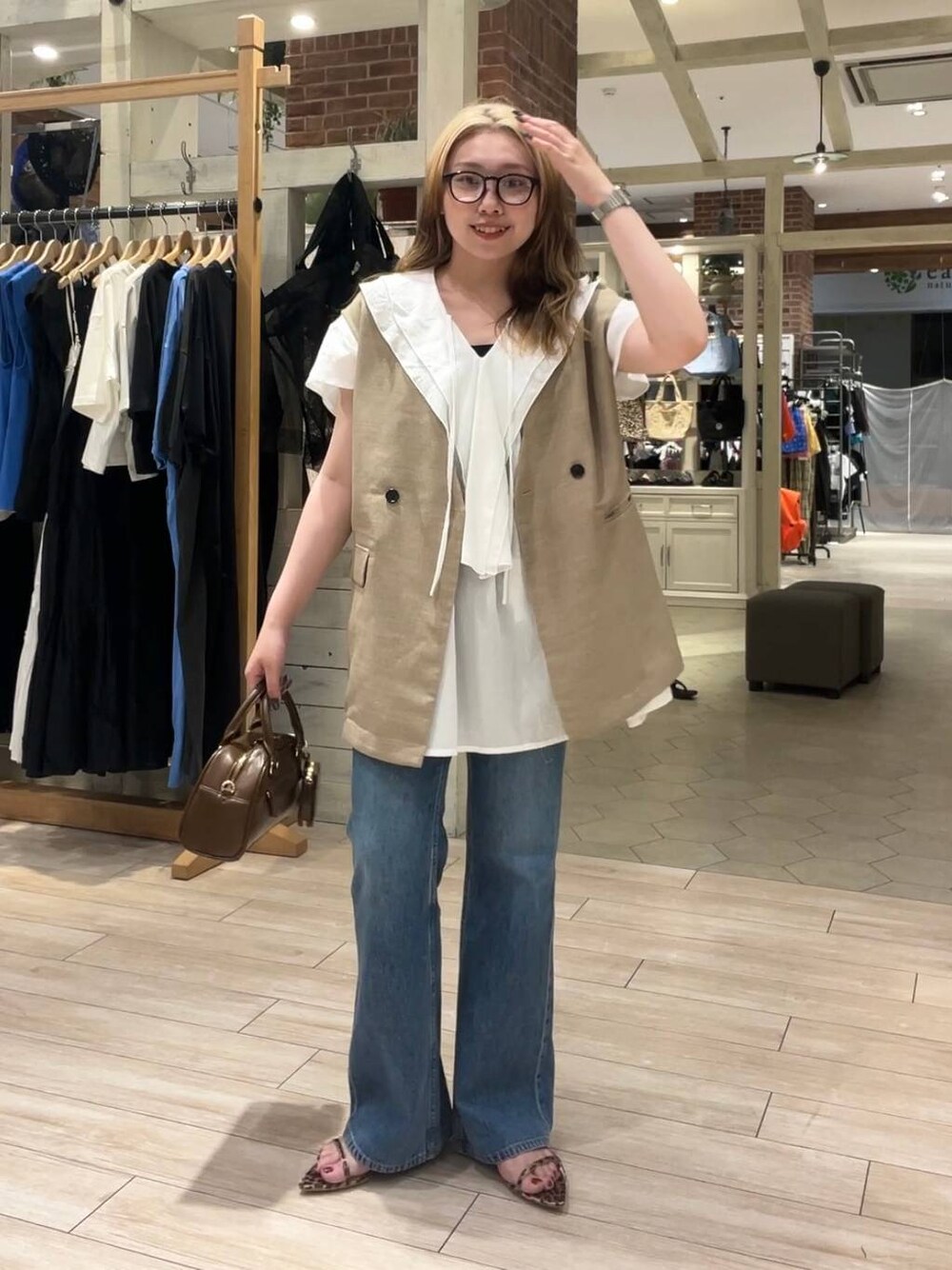 「体型カバー、差し色コーデ、LOWRYS FARM、モノトーン、カジュアル、着痩せ・細見え、女子ウケ、デート/ロマンティック、ローリーズスタイル_LOWRYS FARM、大人女子カジュアル_LOWRYS FARM」｜「LOWRYS FARMのフリルチュニックブラウス　 490272（シャツ/ブラウス、ホワイト系）」を使った、サヤカさん（レディース・155cm）の春コーディネートの1枚目の写真