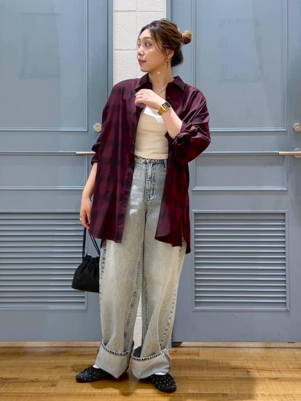 「LOWRYS FARM、モノトーン、デニムパンツ、シャツ、カジュアル、着痩せ・細見え、女子ウケ、デート/ロマンティック、ローリーズスタイル_LOWRYS FARM、大人女子カジュアル_LOWRYS FARM、体型カバー、差し色コーデ」｜「LOWRYS FARMのオンブレチェックシャツＬＳ　116609（シャツ/ブラウス、レッド系）」を使った、サヤカさん（レディース・155cm）の秋コーディネートの1枚目の写真