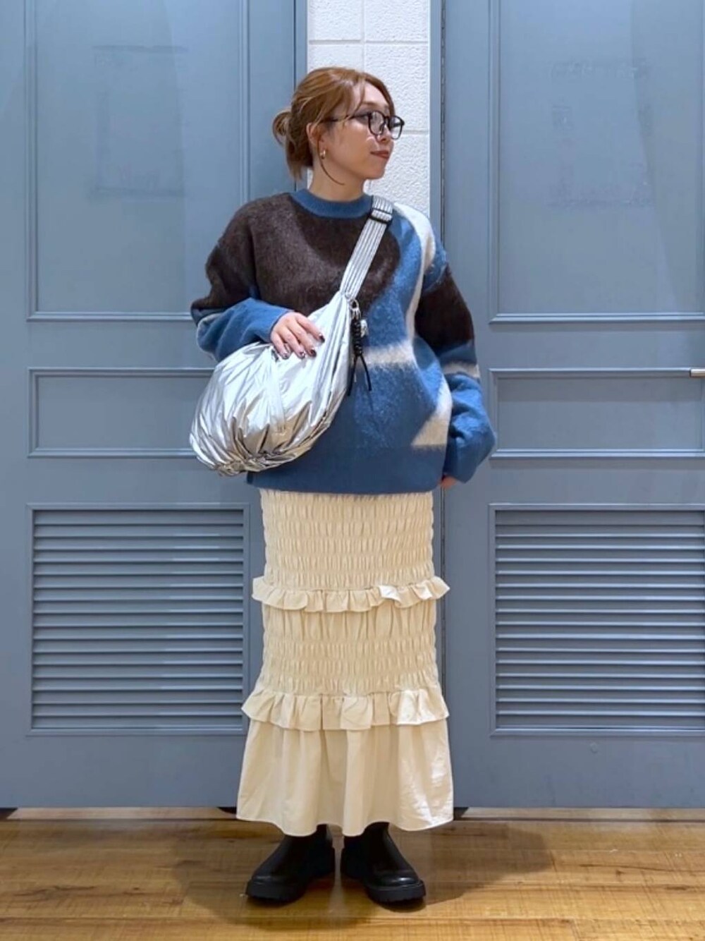「スカート、ニット、カジュアル、着痩せ・細見え、女子ウケ、デート/ロマンティック、ローリーズスタイル_LOWRYS FARM、大人女子カジュアル_LOWRYS FARM、体型カバー、差し色コーデ、LOWRYS FARM、モノトーン」｜「LOWRYS FARMのニュアンスガラニットＰＯＬＳ 133799（ニット/セーター、ブルー系）」を使った、サヤカさん（レディース・155cm）の秋コーディネートの1枚目の写真