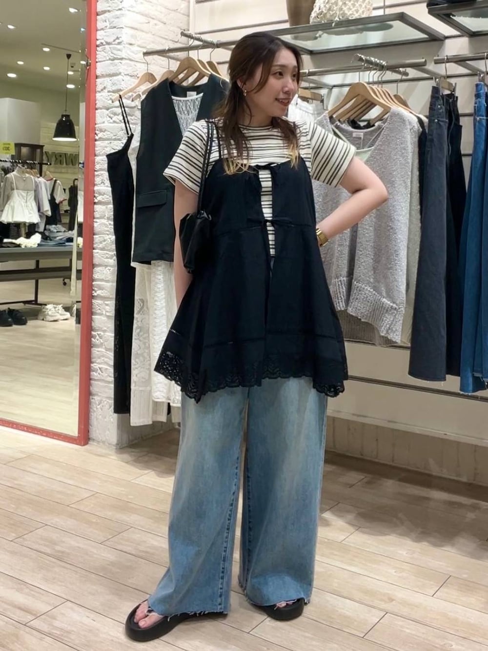 「カジュアル、着痩せ・細見え、女子ウケ、デート/ロマンティック、ローリーズスタイル_LOWRYS FARM、大人女子カジュアル_LOWRYS FARM、体型カバー、差し色コーデ、LOWRYS FARM、モノトーン」｜「LOWRYS FARMのフライスチビＴシャツＳＳ 111954（Tシャツ/カットソー、ホワイト系）」を使った、サヤカさん（レディース・155cm）の春コーディネートの1枚目の写真