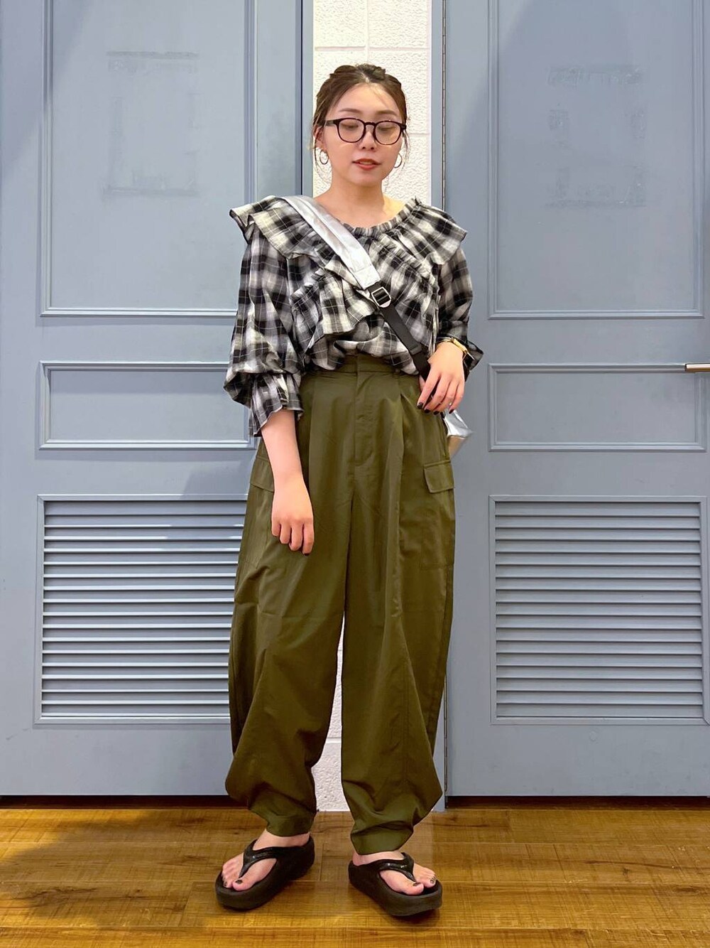 「カジュアル、着痩せ・細見え、女子ウケ、デート/ロマンティック、ローリーズスタイル_LOWRYS FARM、大人女子カジュアル_LOWRYS FARM、体型カバー、差し色コーデ、LOWRYS FARM、モノトーン、セットアップ、パンツ、ブラウス」｜「LOWRYS FARMのフリルクロスギャザーブラウス６Ｓ 112820（シャツ/ブラウス、ホワイト系）」を使った、サヤカさん（レディース・155cm）の夏コーディネートの1枚目の写真