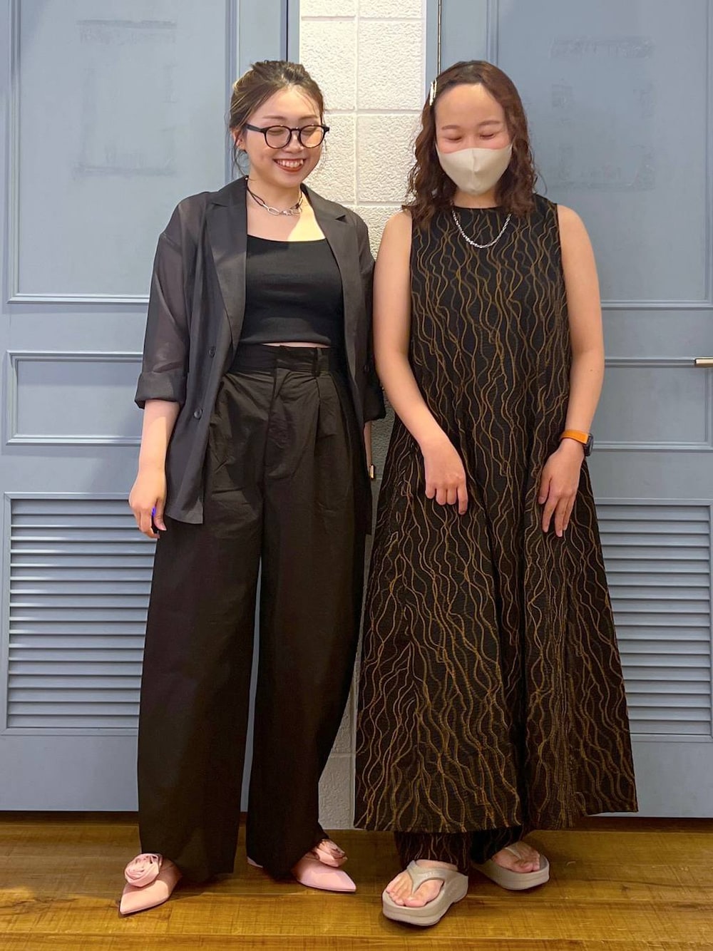 「ワンピース、カジュアル、着痩せ・細見え、女子ウケ、デート/ロマンティック、ローリーズスタイル_LOWRYS FARM、大人女子カジュアル_LOWRYS FARM、体型カバー、差し色コーデ、LOWRYS FARM、モノトーン、シャツ、ジャケット、サンダル」｜「LOWRYS FARMのリボンツキ２ＷＡＹミュール　100500（パンプス、ピンク系）」を使った、サヤカさん（レディース・155cm）の夏コーディネートの1枚目の写真