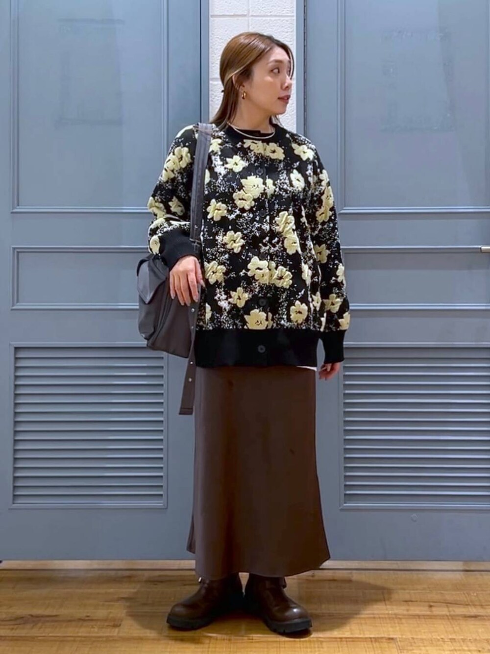 「カジュアル、着痩せ・細見え、女子ウケ、デート/ロマンティック、ローリーズスタイル_LOWRYS FARM、大人女子カジュアル_LOWRYS FARM、体型カバー、差し色コーデ、LOWRYS FARM、モノトーン、カーディガン、and ST SALE」｜「LOWRYS FARMのステンレスフープチョーカー 127295（チョーカー、ゴールド系）」を使った、サヤカさん（レディース・155cm）の冬コーディネートの1枚目の写真
