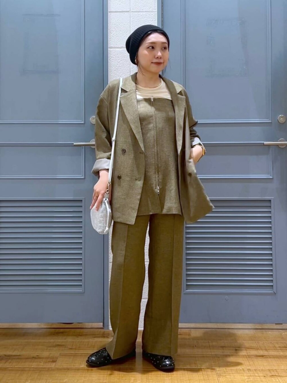 「カジュアル、着痩せ・細見え、女子ウケ、デート/ロマンティック、ローリーズスタイル_LOWRYS FARM、大人女子カジュアル_LOWRYS FARM、体型カバー、LOWRYS FARM、モノトーン、セットアップ、ジャケット、パンツ、オケージョン、ローファー」｜「LOWRYS FARMのラナテックルーズジャケット　 116504（テーラードジャケット、ブラウン系）」を使った、サヤカさん（レディース・155cm）の秋コーディネートの1枚目の写真