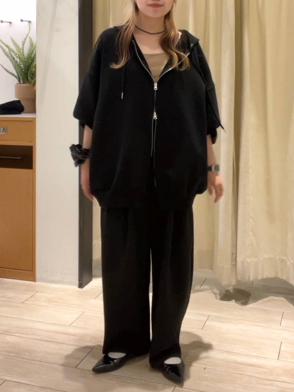 ブラック系のスウェットパンツ、ブラック系のパーカー、ブラック系のパンプスを着用したレディースの秋コーディネートの1枚目の写真