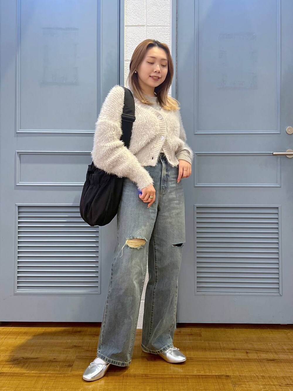 「着痩せ・細見え、差し色コーデ、カジュアル、デート/ロマンティック、ローリーズスタイル_LOWRYS FARM、大人女子カジュアル_LOWRYS FARM、LOWRYS FARM、デニムパンツ、カーディガン」｜「LOWRYS FARMのシャギーショートカーデＬＳ 105940（ニット/セーター、グレー系）」を使った、サヤカさん（レディース・155cm）の冬コーディネートの1枚目の写真