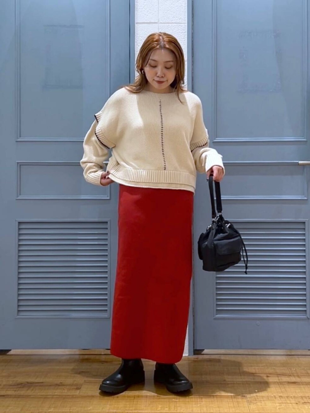 「ニット、カジュアル、着痩せ・細見え、女子ウケ、デート/ロマンティック、ローリーズスタイル_LOWRYS FARM、大人女子カジュアル_LOWRYS FARM、体型カバー、差し色コーデ、LOWRYS FARM、モノトーン、スカート」｜「LOWRYS FARMの２WAYステッチプルオーバーLS　116684（ニット/セーター、ホワイト系）」を使った、サヤカさん（レディース・155cm）の秋コーディネートの1枚目の写真