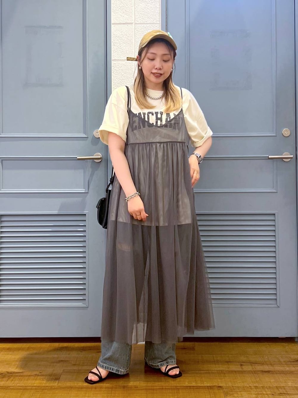 「カジュアル、着痩せ・細見え、女子ウケ、デート/ロマンティック、ローリーズスタイル_LOWRYS FARM、大人女子カジュアル_LOWRYS FARM、体型カバー、差し色コーデ、LOWRYS FARM、モノトーン、ワンピース、レイヤードスタイル、デニムパンツ、キャミワンピース、Tシャツ」｜「LOWRYS FARMのチュールキャミワンピース 103261（ワンピース、グレー系）」を使った、サヤカさん（レディース・155cm）の春コーディネートの1枚目の写真