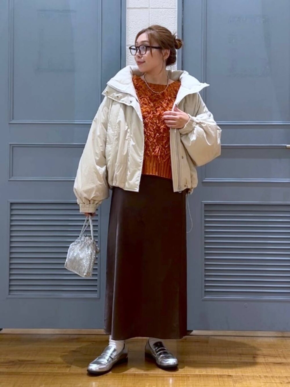 「カジュアル、着痩せ・細見え、女子ウケ、デート/ロマンティック、ローリーズスタイル_LOWRYS FARM、大人女子カジュアル_LOWRYS FARM、体型カバー、差し色コーデ、LOWRYS FARM、モノトーン、アウター、スカート、カーディガン、ニット」｜「LOWRYS FARMのモンスターショートコート　 128076（その他アウター、ホワイト系）」を使った、サヤカさん（レディース・155cm）の秋コーディネートの1枚目の写真