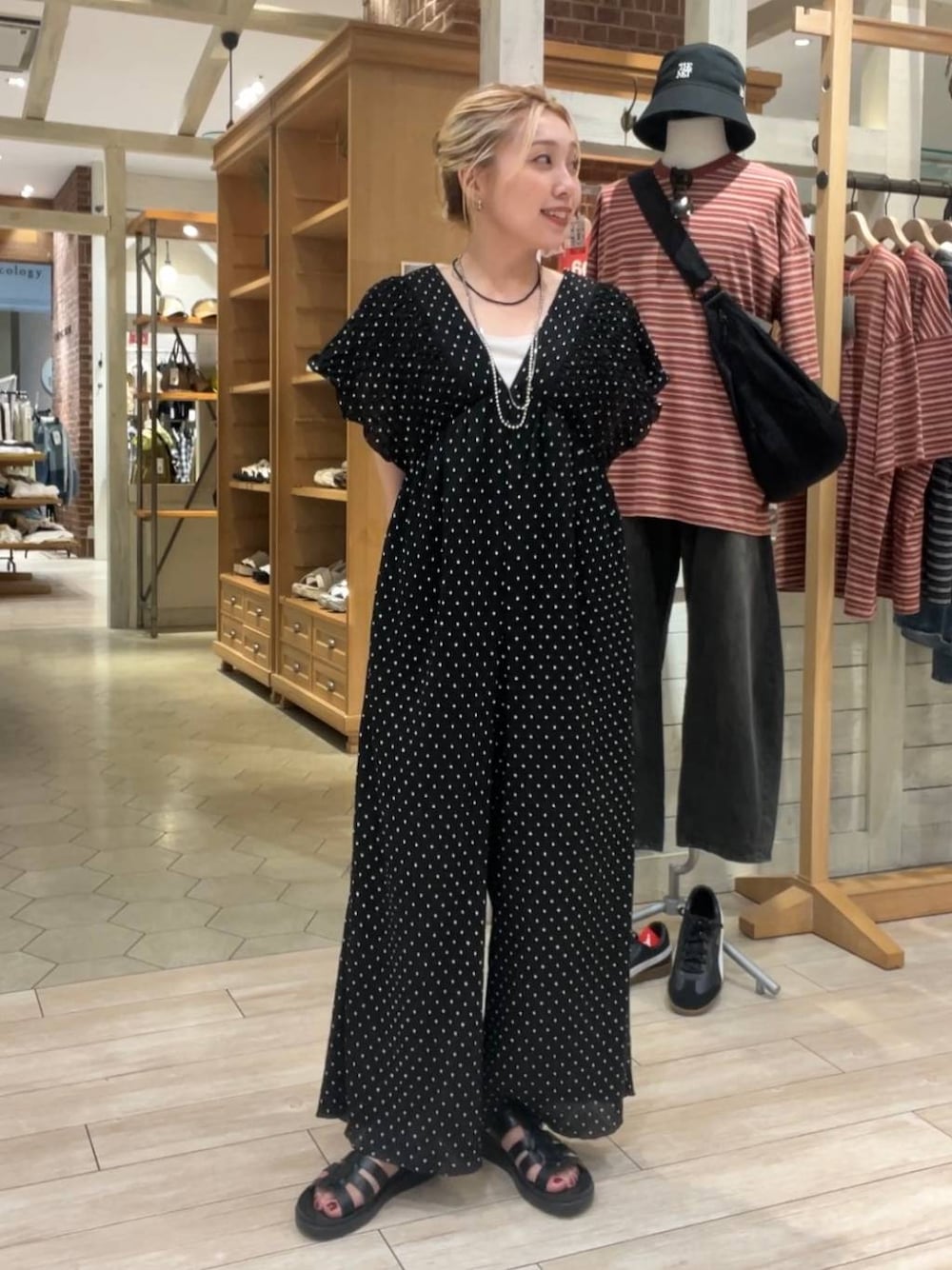 ブラック系のサンダル、その他のワンピース、シルバー系のネックレスを着用したレディースの夏コーディネートの1枚目の写真