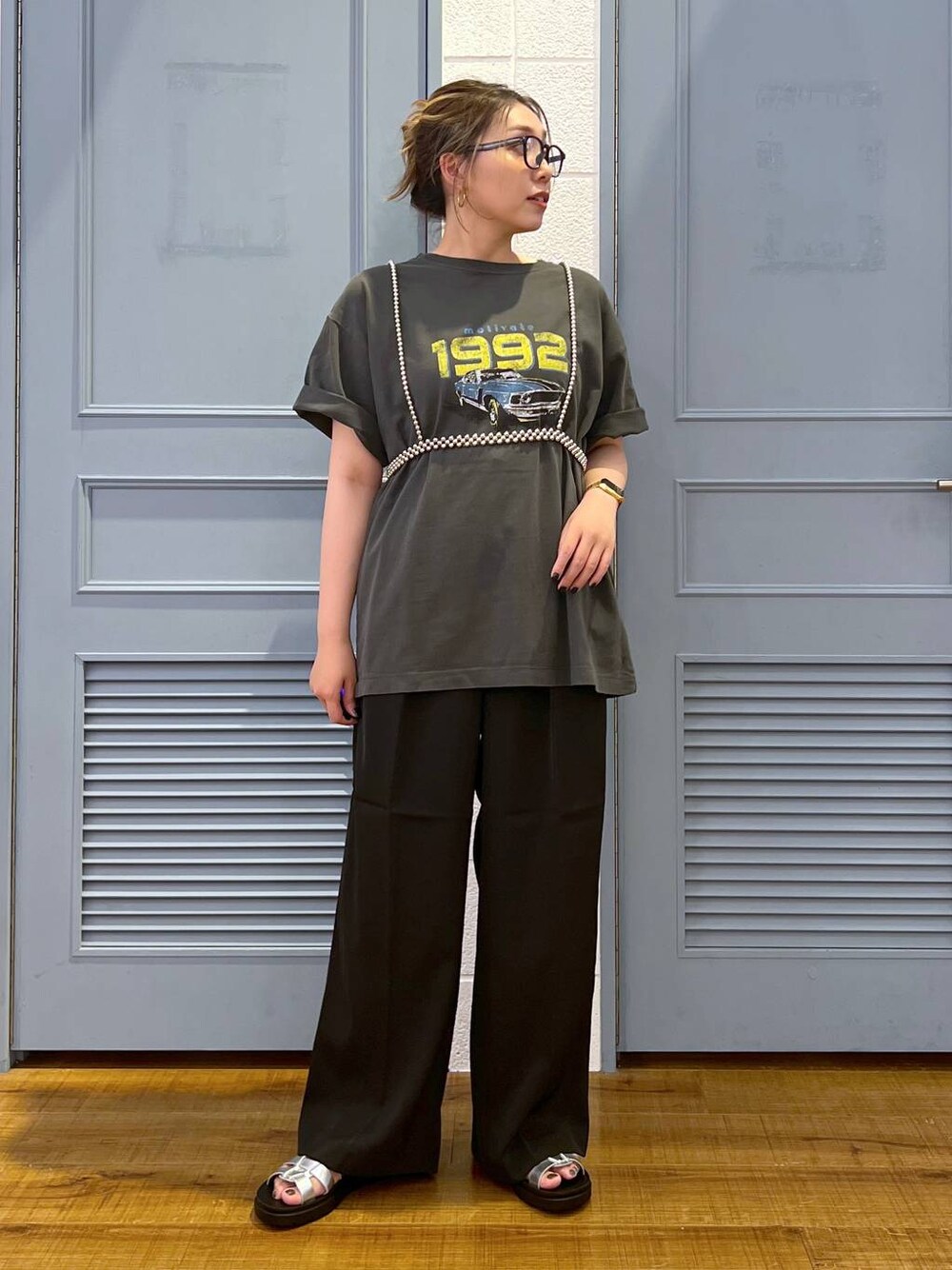 「パンツ、カジュアル、着痩せ・細見え、女子ウケ、デート/ロマンティック、ローリーズスタイル_LOWRYS FARM、大人女子カジュアル_LOWRYS FARM、体型カバー、差し色コーデ、LOWRYS FARM、モノトーン、Tシャツ」｜「LOWRYS FARMのダブルタックワイドパンツ　128594（スラックス、ブラック系）」を使った、サヤカさん（レディース・155cm）の夏コーディネートの1枚目の写真