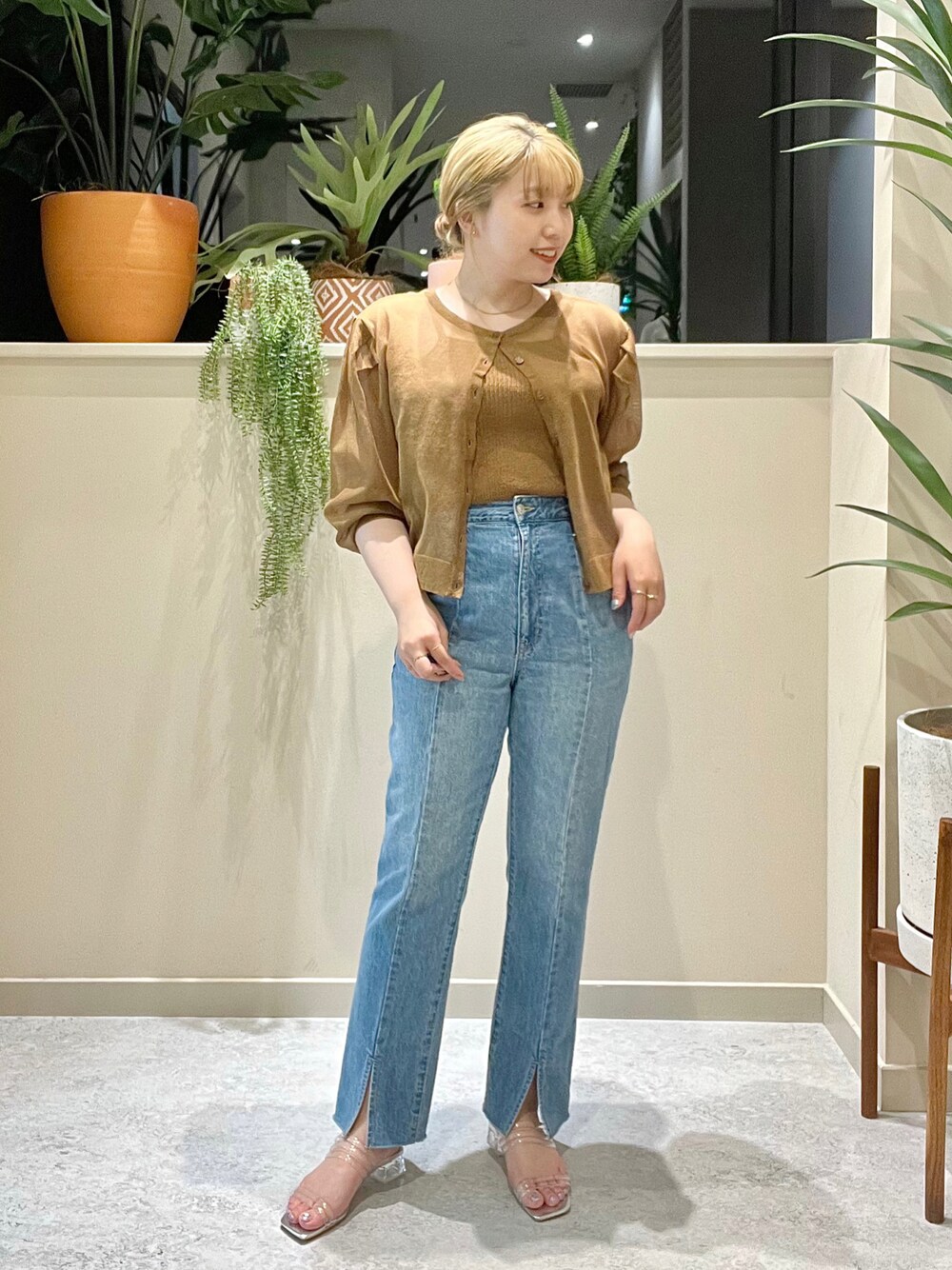 「デニムっていいよね、休日コーデ、カジュアルコーデ、大人かわいい、シンプルコーデ、今日のコーデ、おしゃれさんと繋がりたい、デニムコーデ、オトナカジュアル、大人カジュアル、LOWRYS FARM、カーディガン、サンダル」｜「LOWRYS FARMのシアーアンサンブルカーディガン　295307（アンサンブル、ブラウン系）」を使った、サヤカさん（レディース・155cm）の夏コーディネートの1枚目の写真