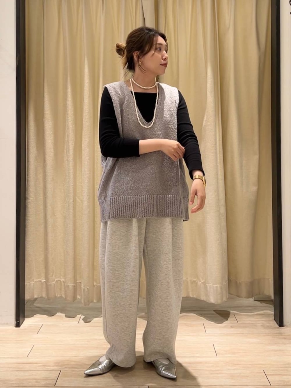 「カジュアル、ワントーン、着痩せ・細見え、女子ウケ、デート/ロマンティック、ローリーズスタイル_LOWRYS FARM、大人女子カジュアル_LOWRYS FARM、体型カバー、差し色コーデ、LOWRYS FARM、モノトーン、ベスト、パンツ」｜「LOWRYS FARMのリブタイトＬＳ 252821（Tシャツ/カットソー、ブラック系）」を使った、サヤカさん（レディース・155cm）の春コーディネートの1枚目の写真