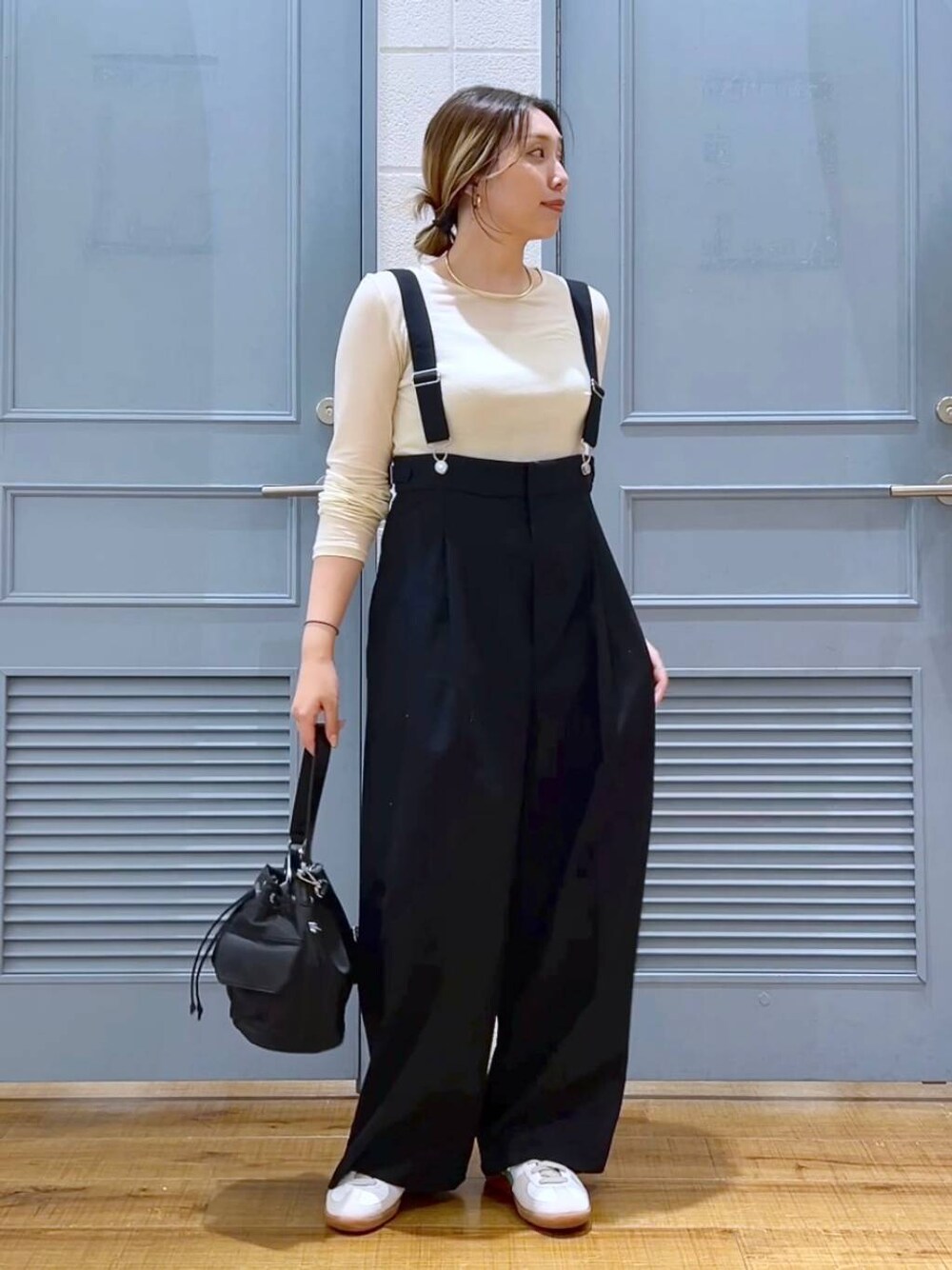 「カジュアル、着痩せ・細見え、女子ウケ、デート/ロマンティック、ローリーズスタイル_LOWRYS FARM、大人女子カジュアル_LOWRYS FARM、体型カバー、差し色コーデ、LOWRYS FARM、モノトーン、サロペット」｜「LOWRYS FARMのステンレスフープチョーカー 127295（チョーカー、ゴールド系）」を使った、サヤカさん（レディース・155cm）の秋コーディネートの1枚目の写真