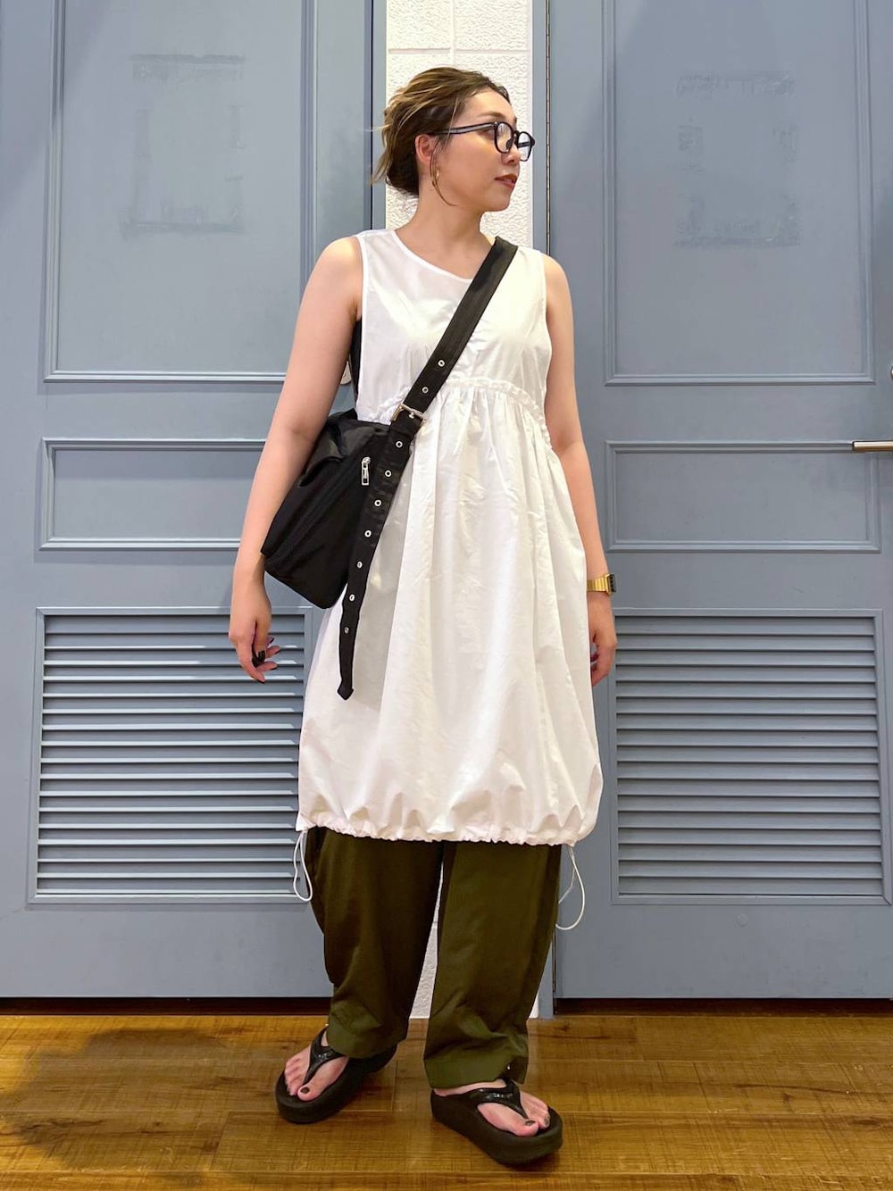 「デート/ロマンティック、カジュアル、着痩せ・細見え、女子ウケ、ローリーズスタイル_LOWRYS FARM、大人女子カジュアル_LOWRYS FARM、体型カバー、差し色コーデ、LOWRYS FARM、モノトーン、パンツ、サンダル」｜「LOWRYS FARMのバルーンチュニックＮＳ　116608（Tシャツ/カットソー、ホワイト系）」を使った、サヤカさん（レディース・155cm）の夏コーディネートの1枚目の写真
