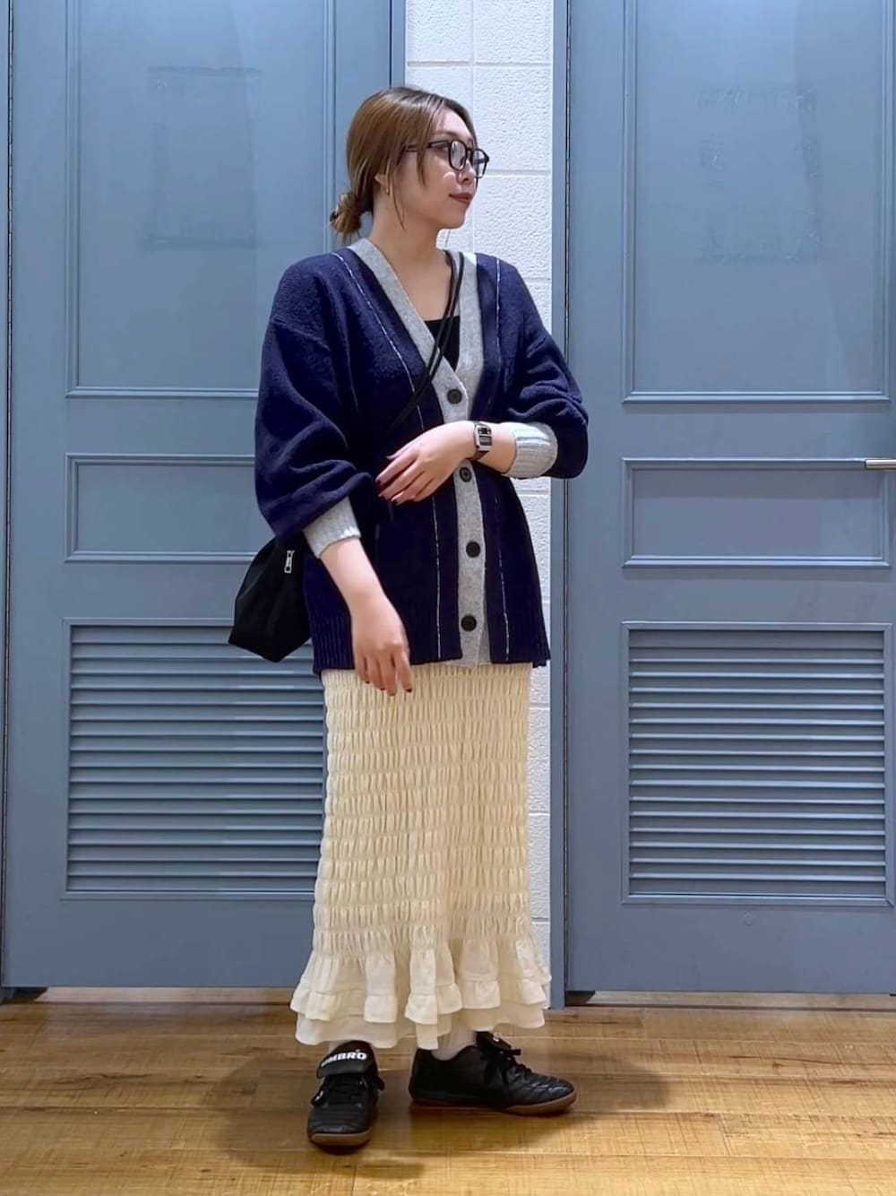 「カジュアル、着痩せ・細見え、女子ウケ、デート/ロマンティック、ローリーズスタイル_LOWRYS FARM、大人女子カジュアル_LOWRYS FARM、体型カバー、差し色コーデ、LOWRYS FARM、モノトーン、カーディガン」｜「LOWRYS FARMのＬＦリングツキキンチャクショルダー 288115（ショルダーバッグ、ブラック系）」を使った、サヤカさん（レディース・155cm）の冬コーディネートの1枚目の写真