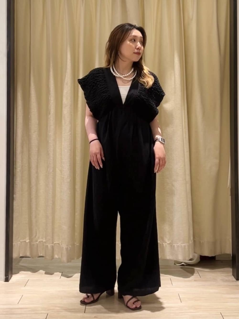 「カジュアル、着痩せ・細見え、女子ウケ、ワンピース、デート/ロマンティック、ローリーズスタイル_LOWRYS FARM、大人女子カジュアル_LOWRYS FARM、体型カバー、差し色コーデ、LOWRYS FARM、モノトーン」｜「LOWRYS FARMのパールタレンネックレス　249411（ネックレス、ベージュ系）」を使った、サヤカさん（レディース・155cm）の春コーディネートの1枚目の写真