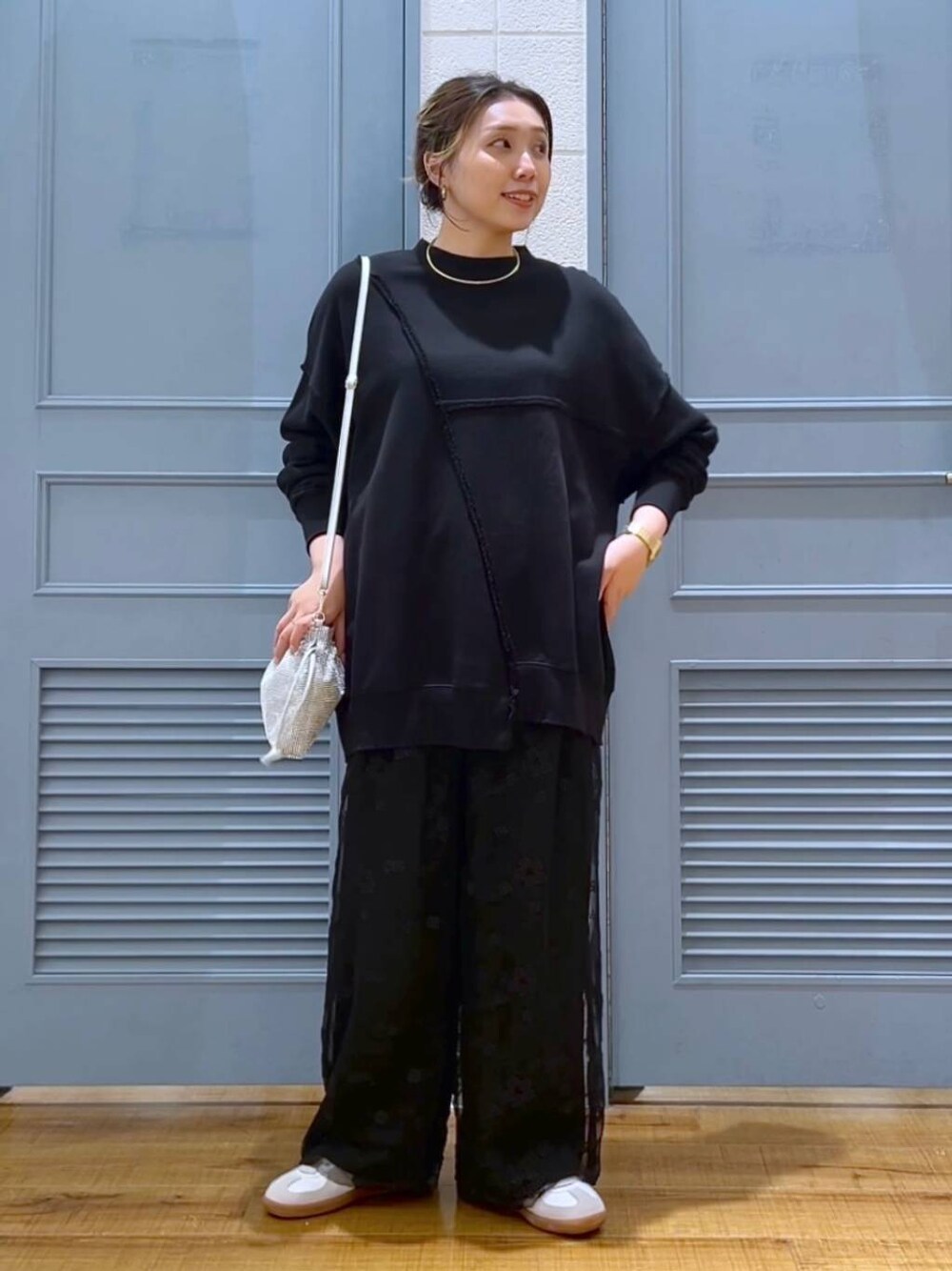 「カジュアル、着痩せ・細見え、女子ウケ、デート/ロマンティック、ローリーズスタイル_LOWRYS FARM、大人女子カジュアル_LOWRYS FARM、体型カバー、LOWRYS FARM、モノトーン、ブラックコーデ、パンツ、スウェット」｜「LOWRYS FARMのステンレスフープチョーカー 127295（チョーカー、ゴールド系）」を使った、サヤカさん（レディース・155cm）の秋コーディネートの1枚目の写真