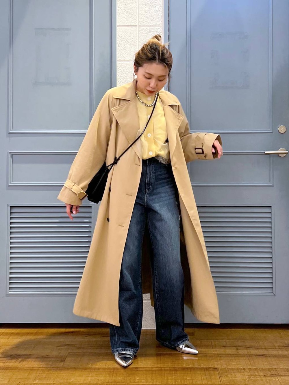 「カジュアル、着痩せ・細見え、女子ウケ、デート/ロマンティック、ローリーズスタイル_LOWRYS FARM、大人女子カジュアル_LOWRYS FARM、体型カバー、差し色コーデ、LOWRYS FARM、モノトーン、トレンチコート、デニムパンツ、カーディガン」｜「LOWRYS FARMのリボンツキ２ＷＡＹミュール　100500（パンプス、シルバー系）」を使った、サヤカさん（レディース・155cm）の春コーディネートの1枚目の写真