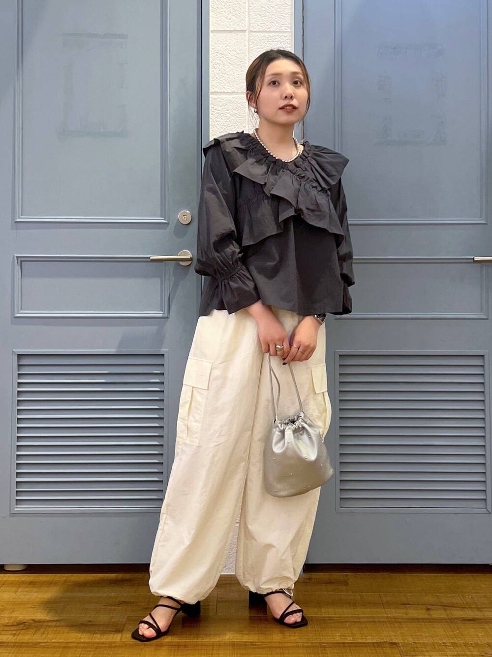 「カジュアル、着痩せ・細見え、女子ウケ、デート/ロマンティック、ローリーズスタイル_LOWRYS FARM、大人女子カジュアル_LOWRYS FARM、体型カバー、差し色コーデ、LOWRYS FARM、モノトーン、ブラウス、サンダル」｜「LOWRYS FARMのスタッズキンチャクショルダー 109910（ショルダーバッグ、シルバー系）」を使った、サヤカさん（レディース・155cm）の春コーディネートの1枚目の写真