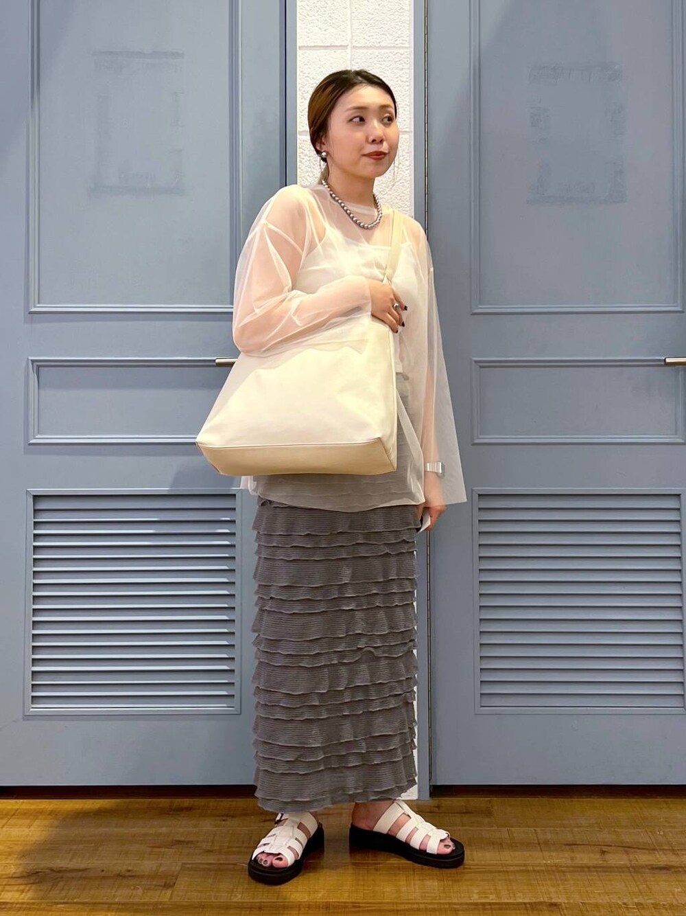 「カジュアル、着痩せ・細見え、女子ウケ、デート/ロマンティック、ローリーズスタイル_LOWRYS FARM、大人女子カジュアル_LOWRYS FARM、体型カバー、差し色コーデ、LOWRYS FARM、モノトーン」｜「LOWRYS FARMのチビフリルタイトスカート　108166（スカート、グレー系）」を使った、サヤカさん（レディース・155cm）の春コーディネートの1枚目の写真