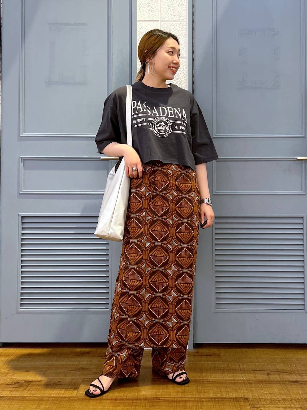 「スカート、Tシャツ、サンダル、パンツ、カジュアル、着痩せ・細見え、女子ウケ、デート/ロマンティック、ローリーズスタイル_LOWRYS FARM、大人女子カジュアル_LOWRYS FARM、体型カバー、差し色コーデ、LOWRYS FARM、モノトーン、この夏の推しアイテム」｜「LOWRYS FARMのラインヒールサンダル　112931（サンダル、ブラック系）」を使った、サヤカさん（レディース・155cm）の春コーディネートの1枚目の写真