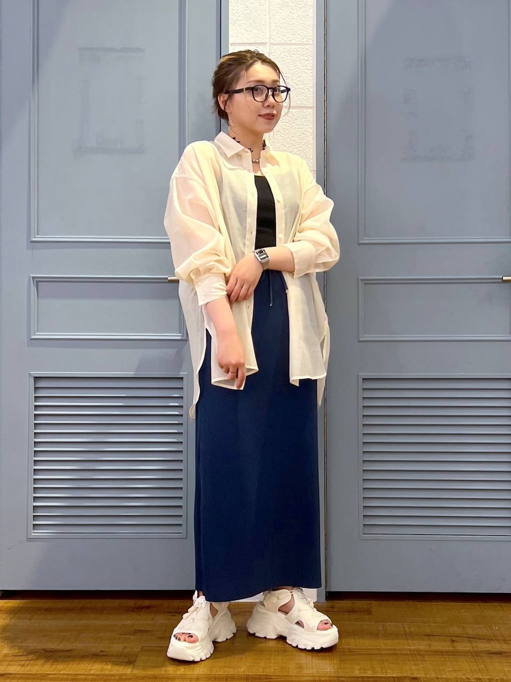 「体型カバー、差し色コーデ、LOWRYS FARM、カジュアル、着痩せ・細見え、女子ウケ、デート/ロマンティック、ローリーズスタイル_LOWRYS FARM、大人女子カジュアル_LOWRYS FARM、モノトーン、サンダル、シャツ、スカート、シアートップス」｜「LOWRYS FARMのカットリブタイトスカート　103920（スカート、ブルー系）」を使った、サヤカさん（レディース・155cm）の夏コーディネートの1枚目の写真