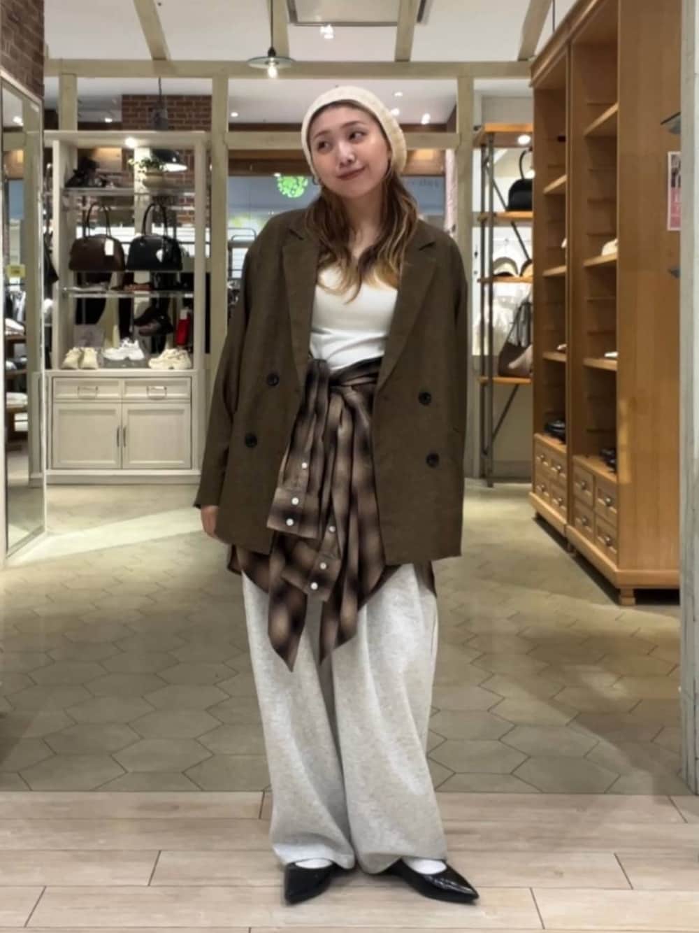 ホワイト系のTシャツ/カットソー、グレー系のスウェットパンツ、ブラウン系のシャツ/ブラウスを着用したレディースの秋コーディネートの1枚目の写真