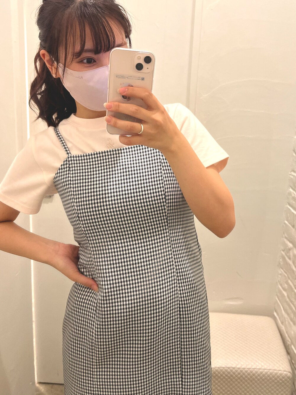 その他のワンピース、ピンク系のTシャツ/カットソー、パープル系のマスクを着用したレディースの春コーディネートの1枚目の写真