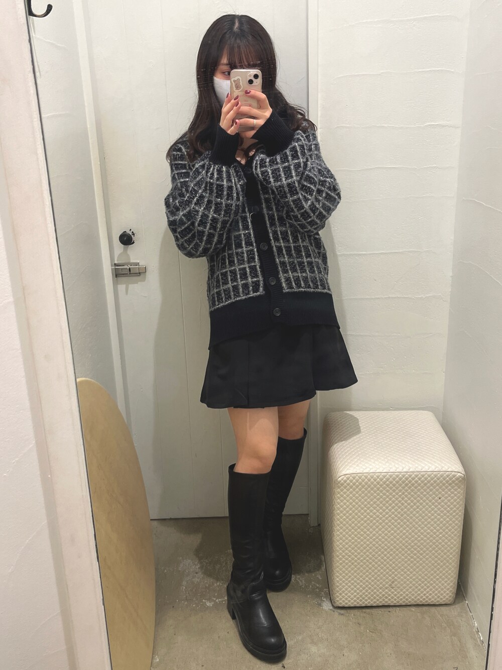 ブラック系のカーディガン/ボレロ、ブラック系のスカート、ブラック系のブーツを着用したレディースの冬コーディネートの1枚目の写真