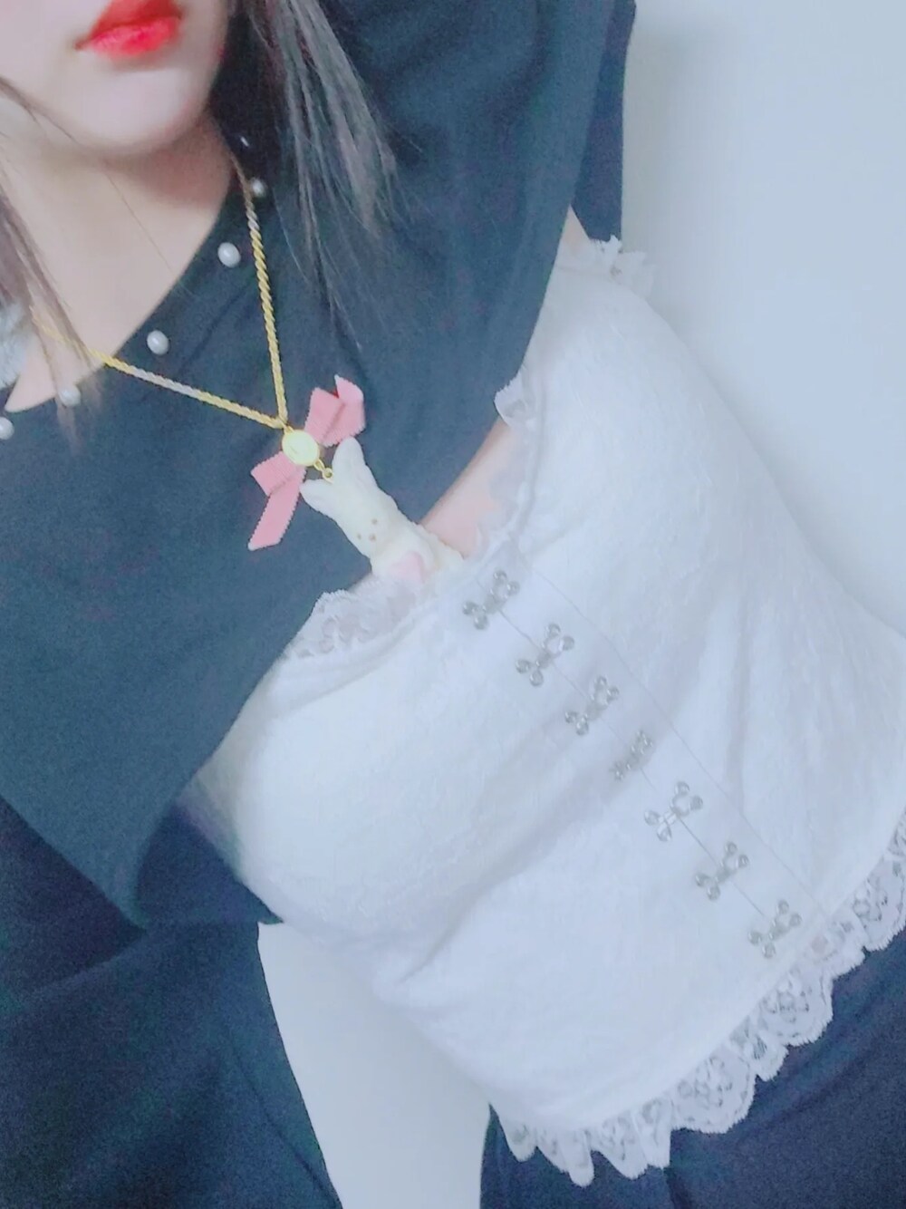 ホワイト系のキャミソール、ブラック系のスウェット、ホワイト系のネックレスを着用したレディースの春コーディネートの3枚目の写真