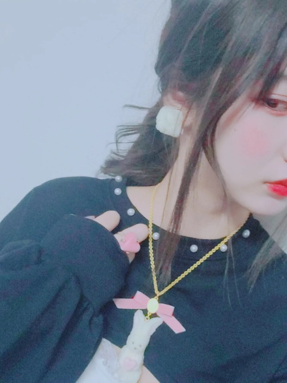 ホワイト系のキャミソール、ブラック系のスウェット、ホワイト系のネックレスを着用したレディースの春コーディネートの2枚目の写真