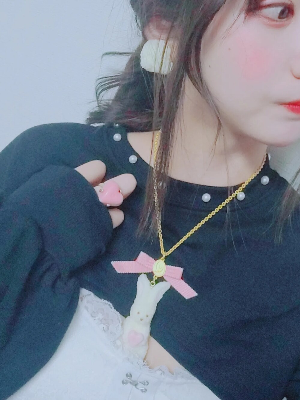 ホワイト系のキャミソール、ブラック系のスウェット、ホワイト系のネックレスを着用したレディースの春コーディネートの4枚目の写真