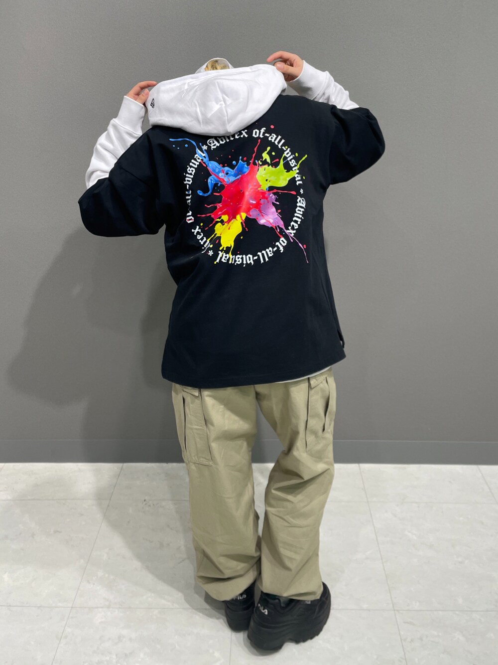 ブラック系のTシャツ/カットソー、ホワイト系のパーカー、ベージュ系のパンツを着用したレディースの春コーディネートの1枚目の写真