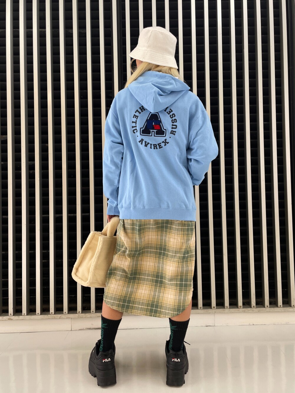 ブルー系のシャツワンピース、ホワイト系のトートバッグ、ブルー系のパーカーを着用したレディースの秋コーディネートの1枚目の写真
