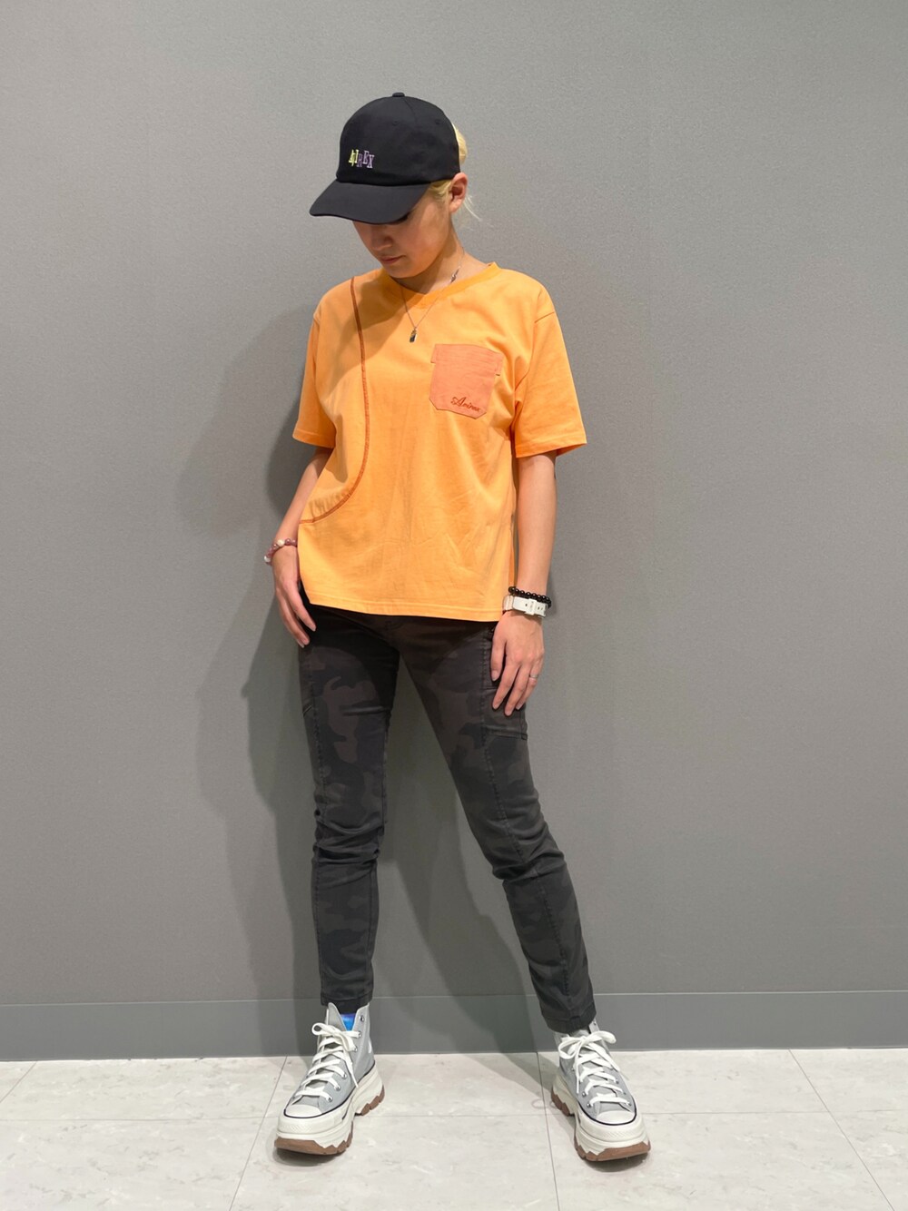 その他のその他パンツ、グレー系のスニーカー、オレンジ系のTシャツ/カットソーを着用したレディースの夏コーディネートの1枚目の写真