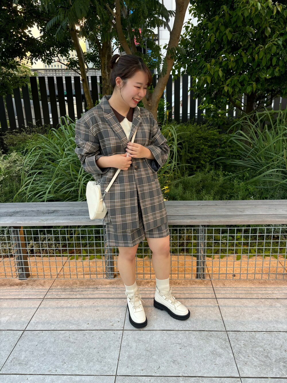「チェック、秋のコーデ、大人かわいい、休日スタイル、お出かけコーデ、150cm台コーデ、長袖、テーラードジャケット、秋冬、エヘカソポ、ehka sopo、ブーツ、ショートパンツ、おだんごヘアー、ハートバッグ」｜「ehka sopoのアイテム（ブーツ、ブラック系）」を使った、motokoさん（レディース・153cm）の秋コーディネートの1枚目の写真