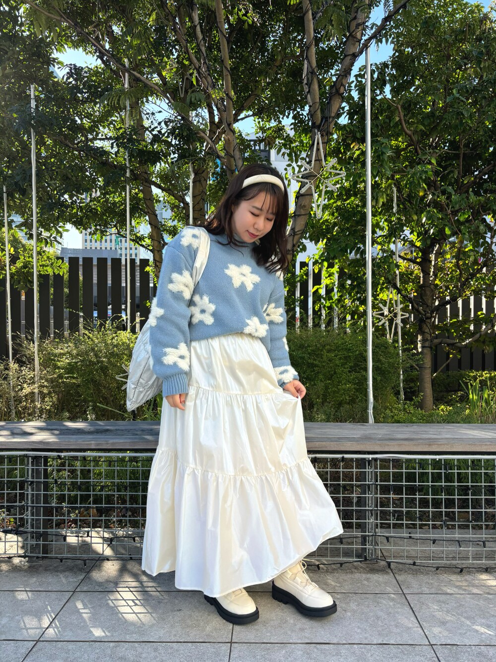 「お出かけコーデ、冬コーデ、冬、ニット、ジャガード、花柄、オーロラスカート、ラメ、エヘカソポ、ehka sopo、低身長、低身長コーデ」｜「ehka sopoのレースアップニットブーツ（ブーツ、ホワイト系）」を使った、motokoさん（レディース・153cm）の秋コーディネートの1枚目の写真