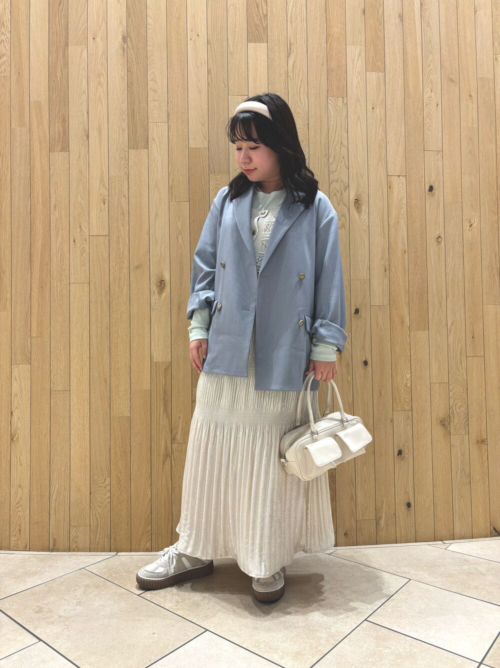 グレー系のノーカラージャケット、ホワイト系のニット/セーター、グリーン系のTシャツ/カットソーを着用したレディースの春コーディネートの1枚目の写真