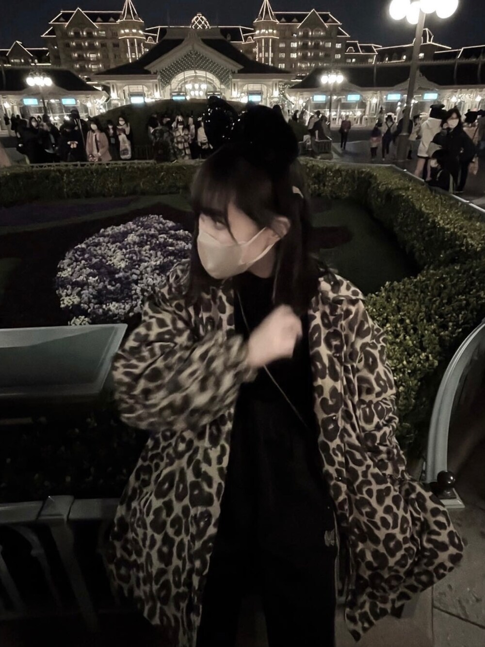 「ディズニー、NEEDLES、トラックパンツ、ひょう柄、休日スタイル、タックイン、グリーン、春夏コーデ、シンプル、今日のコーデ」｜「MOUSSYのDM OVERSIZE TENT コート（ダウンジャケット/コート、ベージュ系）」を使った、mizukiさん（レディース・154cm）の春コーディネートの1枚目の写真