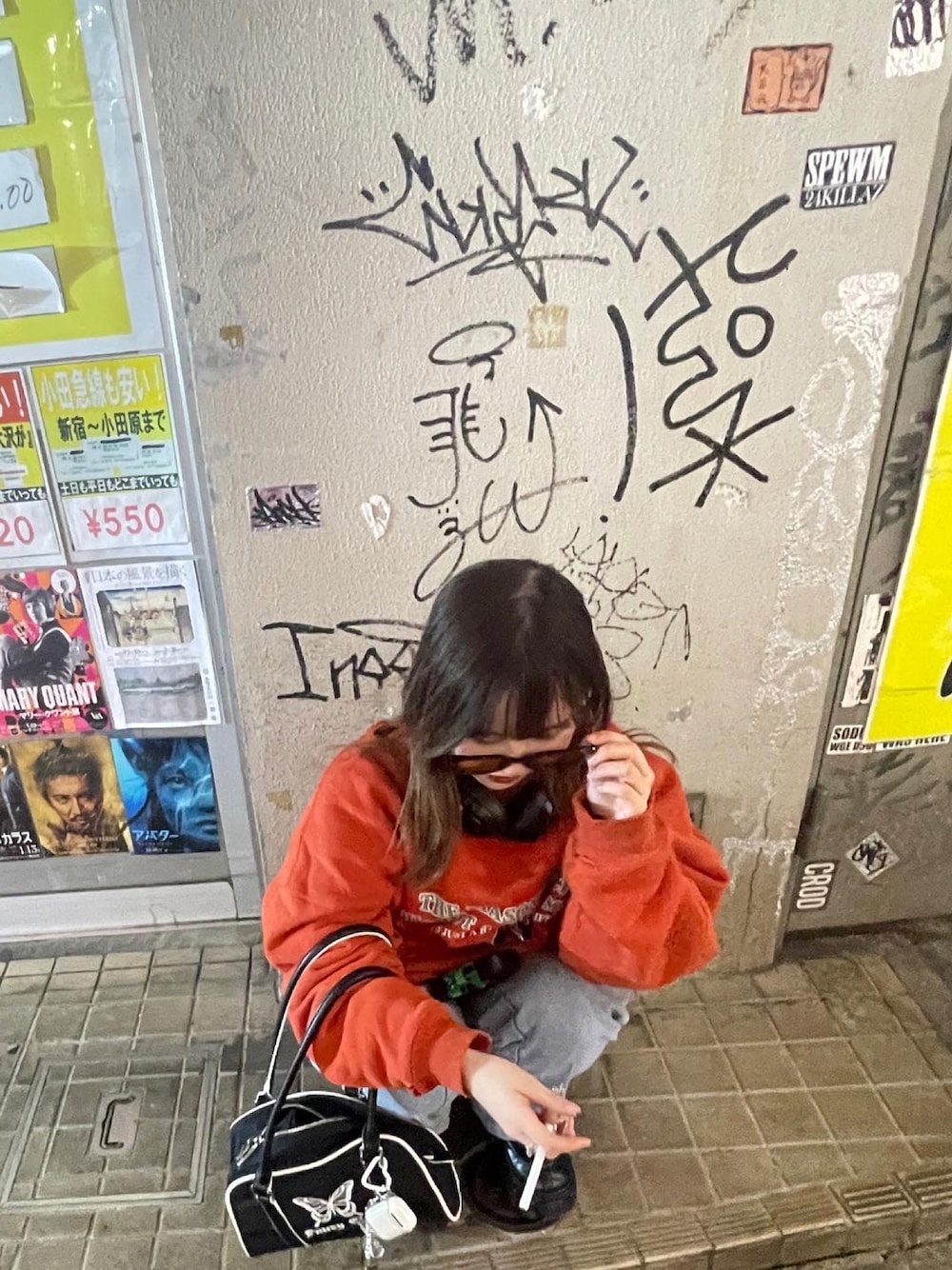 「オレンジ、スウェット、PRADA、ローファー、ストリート、デニム、y2k、カラーサングラス、サングラス、ヘッドホン」｜「mpstudioのアイテム（スウェット、オレンジ系）」を使った、mizukiさん（レディース・157cm）の冬コーディネートの1枚目の写真