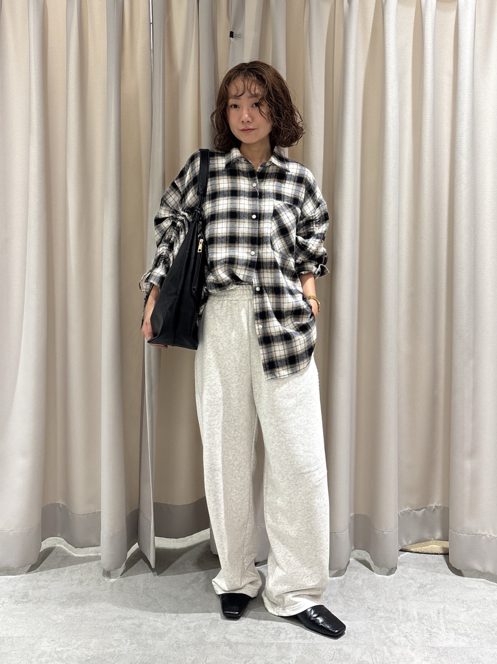 ブラック系のシャツ/ブラウス、ホワイト系のスウェットパンツ、ブラック系のパンプスを着用したレディースの夏コーディネートの1枚目の写真