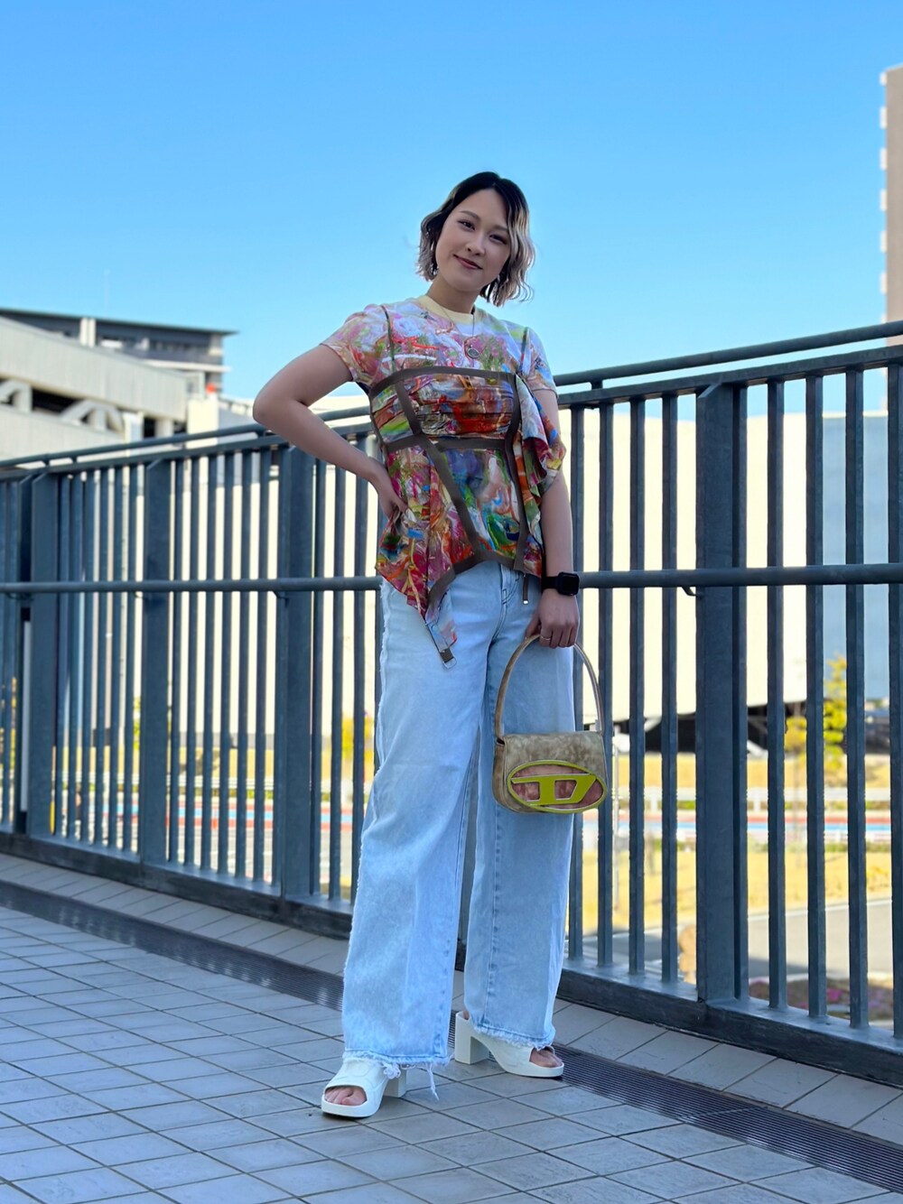 DIESELのキャミソールを使った「デニムパンツ」の人気ファッション