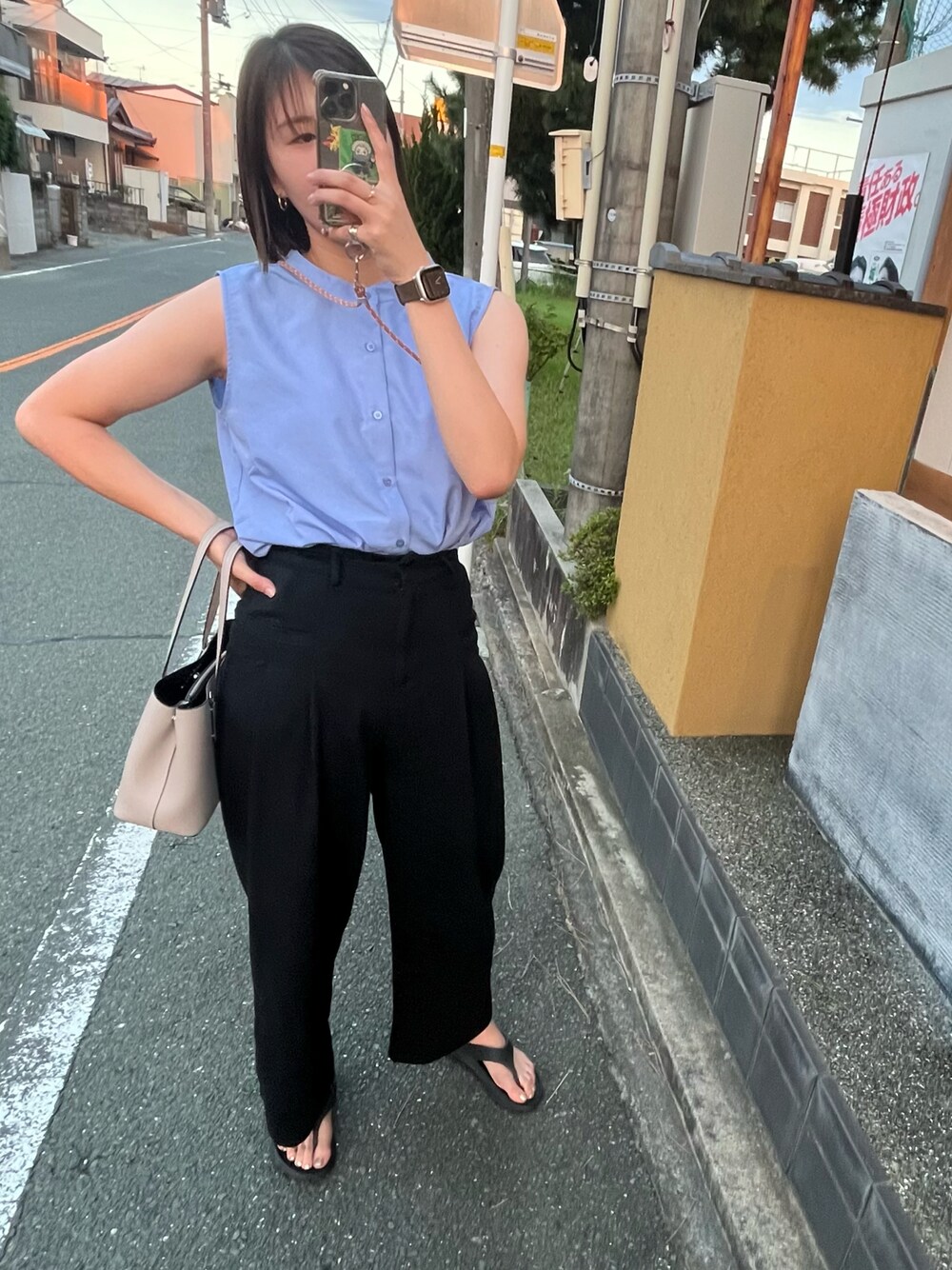 「カジュアルコーデ、シンプル、夏コーデ、きれいめカジュアル、夏服、ノースリーブ、高身長女子」｜「COACHのアイテム（バッグ、グレー系）」を使った、涼葉さん（レディース・174cm）の夏コーディネートの1枚目の写真