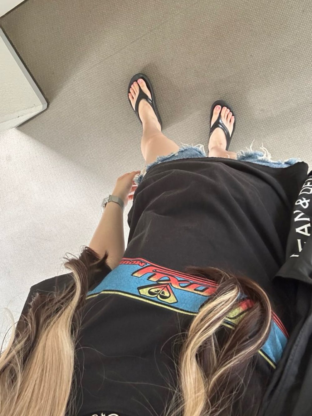 ブラック系のTシャツ/カットソー、ブルー系のデニムパンツ、ブラック系のサンダルを着用したレディースの夏コーディネートの1枚目の写真