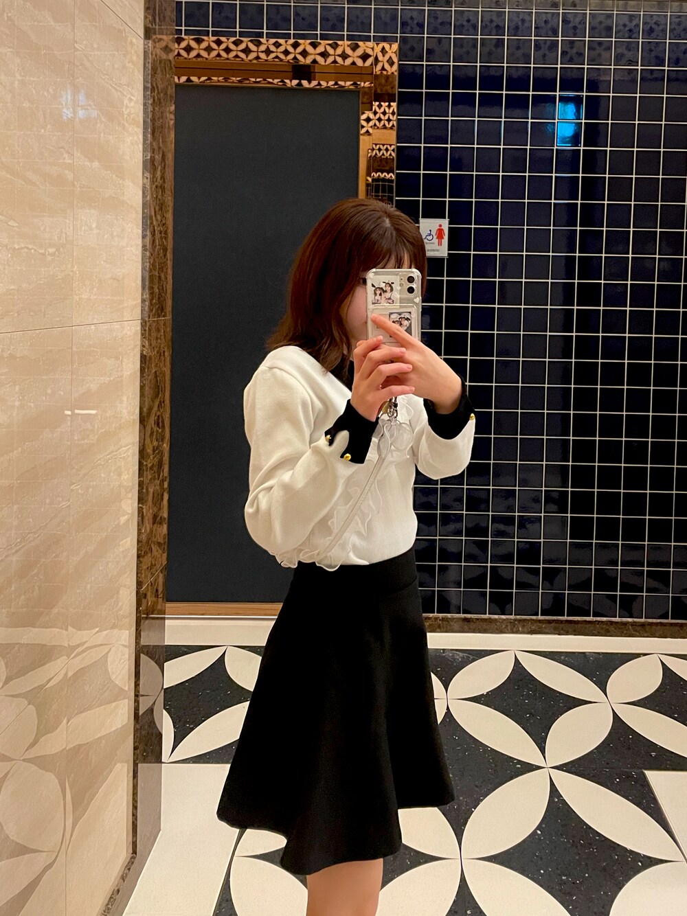 「ミニスカート、モノトーン、モノトーンコーデ、ミニ、キレイめ、低身長コーデ、低身長女子、低身長コーディネート、低身長女子コーデ、低身長ファッション、低身長男子、低身長スタイル、低身長スタイルアップ、プチプラ、プチプラコーデ」｜「clearのアイテム（スカート、ブラック系）」を使った、mikuさん（レディース・142cm）の冬コーディネートの1枚目の写真