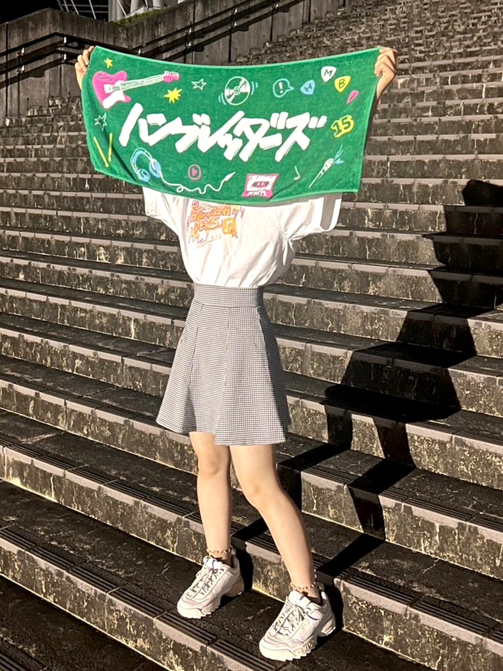「バンドT、バンド、バンドTシャツ、バンT、ミニスカート、低身長、低身長コーデ、低身長女子、ガーリー、ガーリーコーデ、プチプラ、プチプラコーデ、ハンブレッダーズ、ハンブレ」｜「clearのアイテム（スカート、グレー系）」を使った、mikuさん（レディース・142cm）の冬コーディネートの1枚目の写真