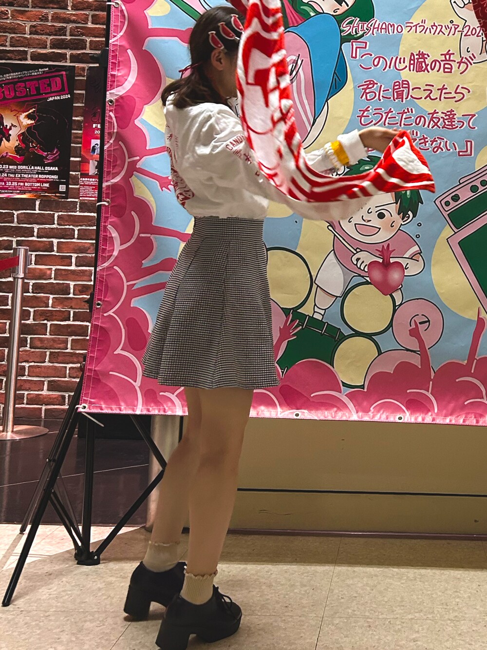 「バンドT、バンドTシャツ、バンT、SHISHAMO、低身長、低身長コーデ、低身長女子、低身長ファッション、低身長女子コーデ、ミニスカート、ミニ丈」｜「バンドTシャツのアイテム（Tシャツ/カットソー、ホワイト系）」を使った、mikuさん（レディース・142cm）の冬コーディネートの1枚目の写真
